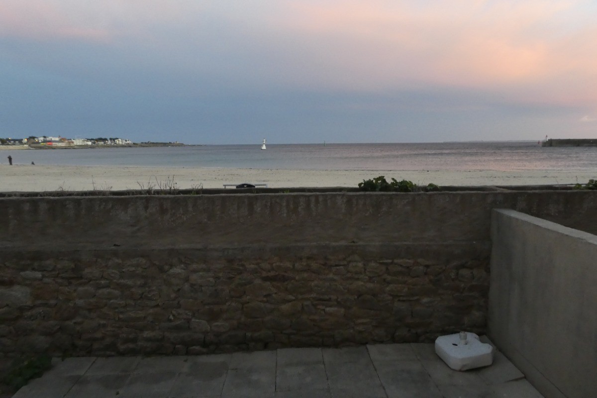 Vue Mer - Terrasse avec salon de jardin et transats
