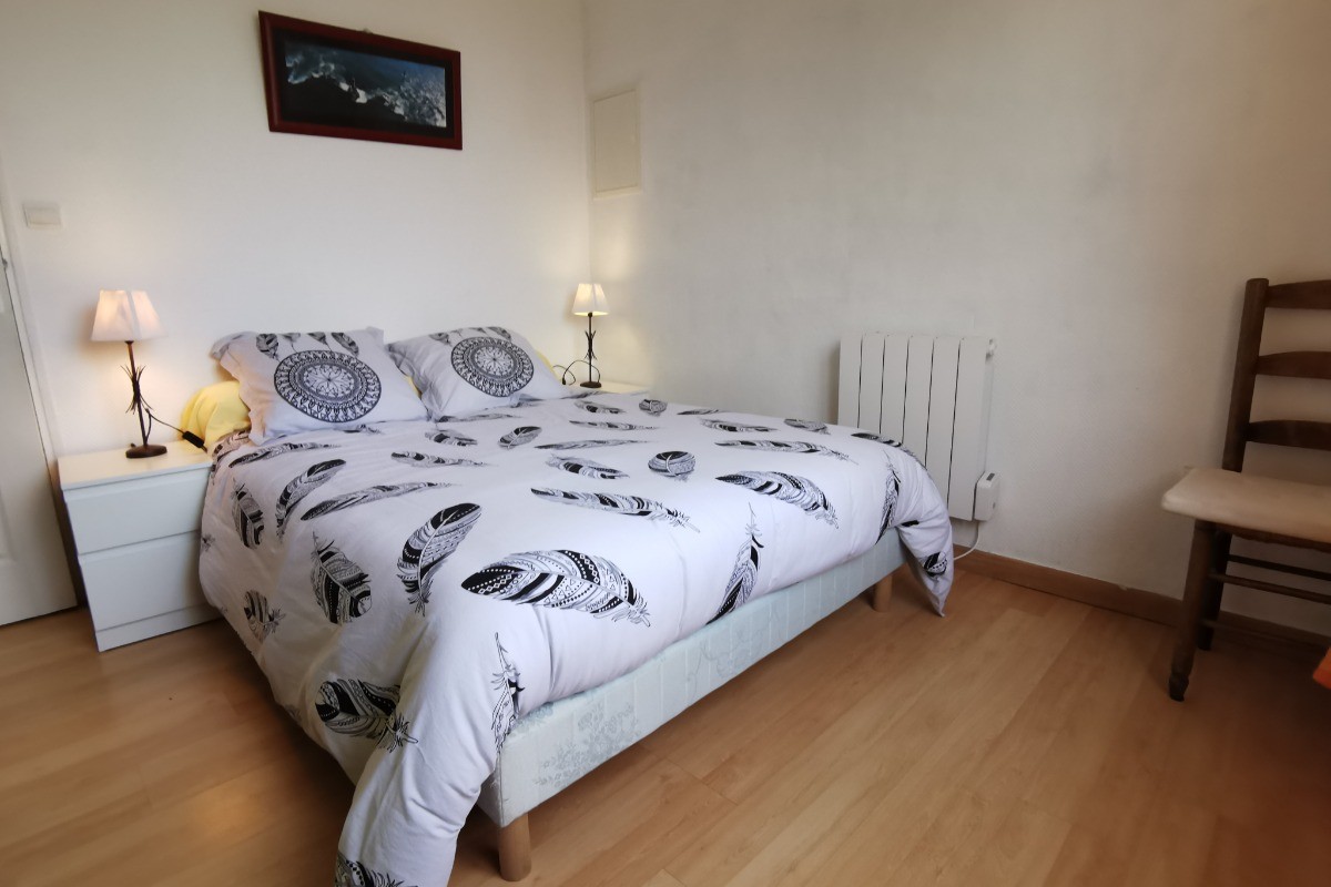 Chambre avec lit 140