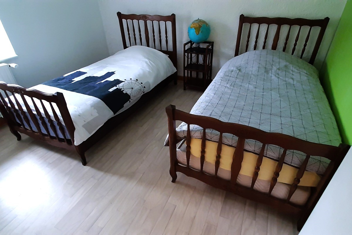 Chambre 3 : 2 lits 1 pers. en 90 cm x 190 cm.