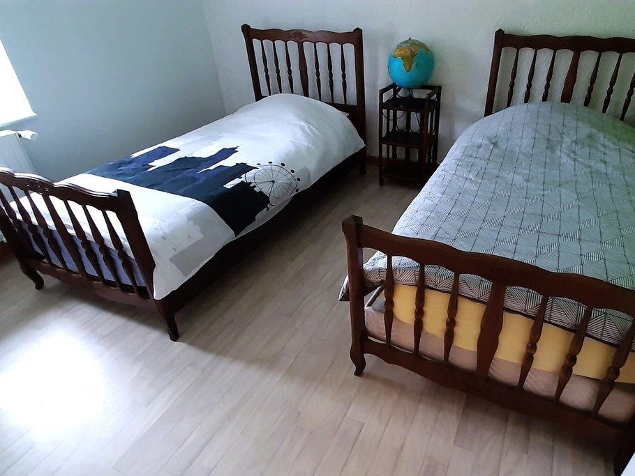 Chambre 3 : 2 lits 1 pers. en 90 cm x 190 cm.