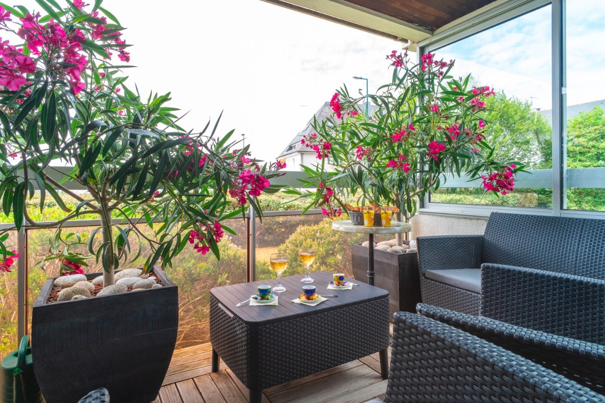 Balcon avec salon de jardin