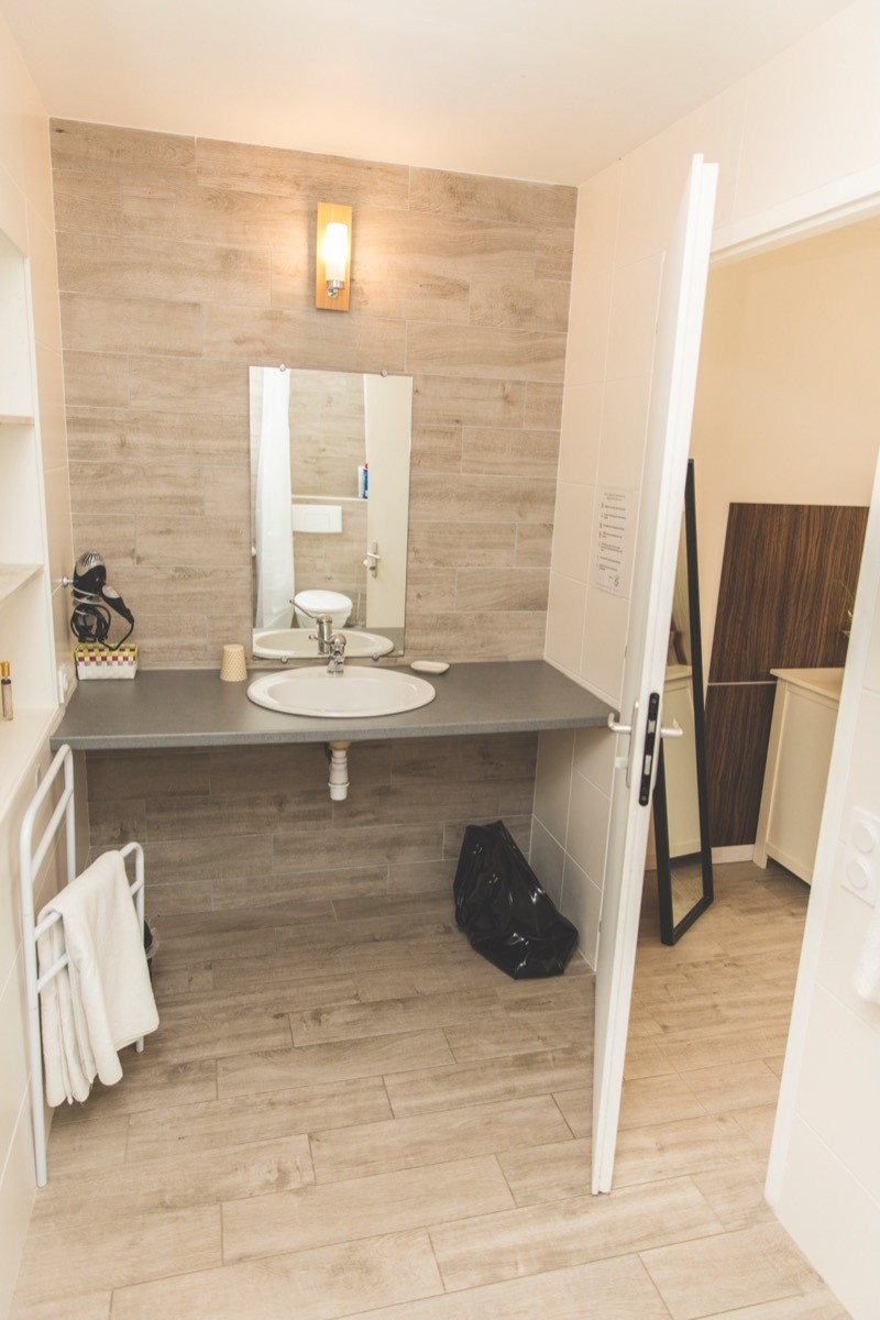 Chambre rez-de-chaussée, PMR avec salle d'eau privative