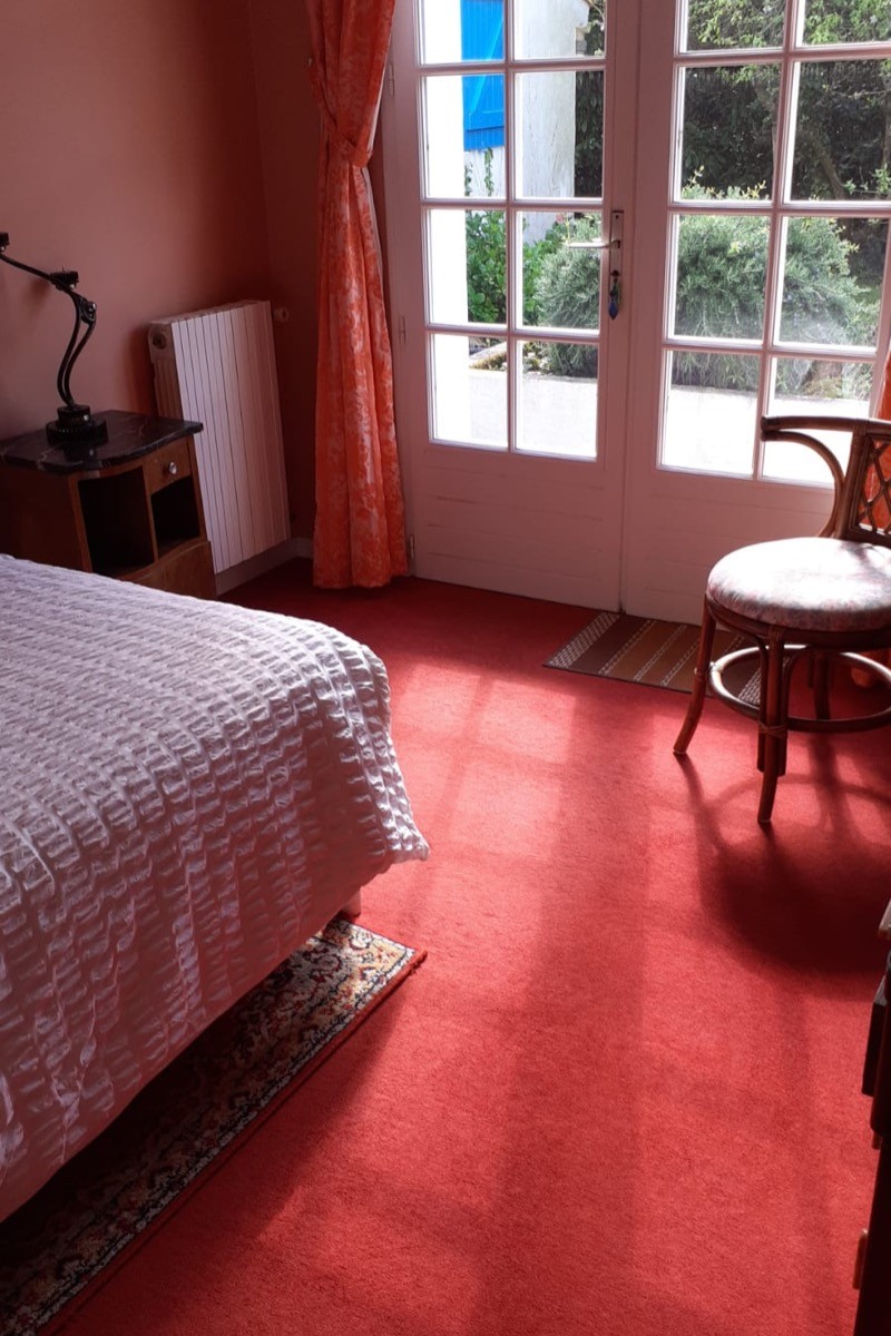 chambre avec lit en 140, ouverture sur le jardin