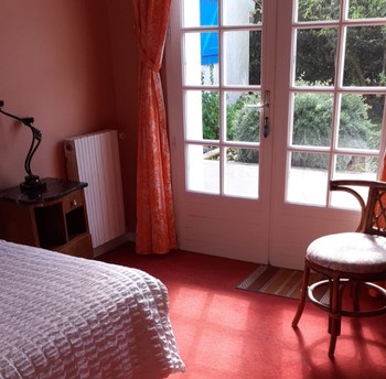 chambre avec lit en 140, ouverture sur le jardin