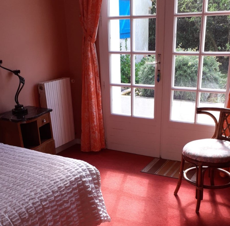 chambre avec lit en 140, ouverture sur le jardin