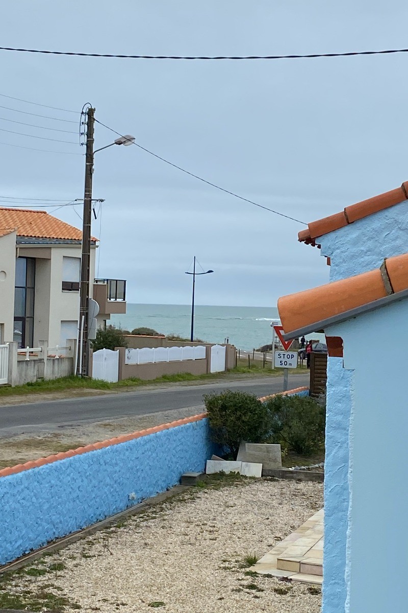 Vue sur la mer de la fenêtre du salon