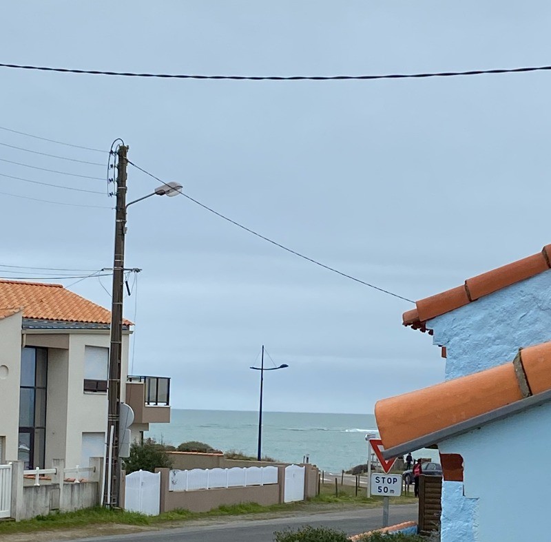 Vue sur la mer de la fenêtre du salon