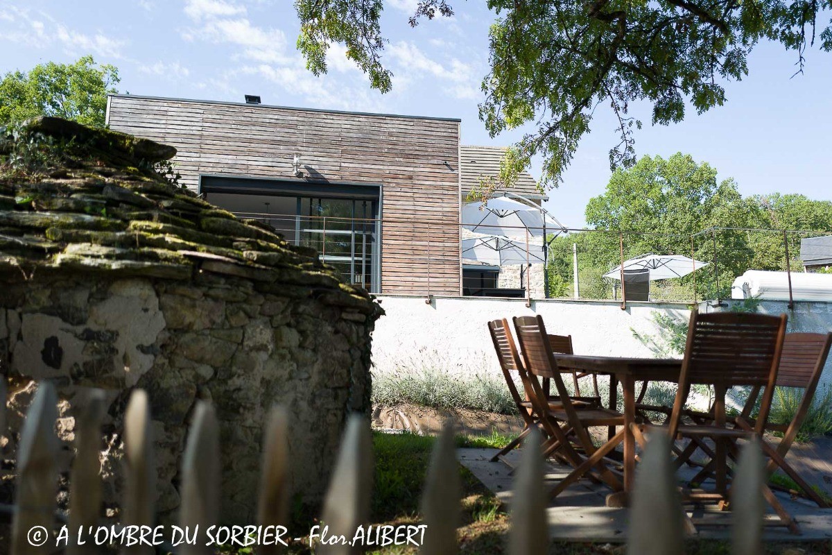 A l'Ombre du Sorbier Fournil et vue sur gîte