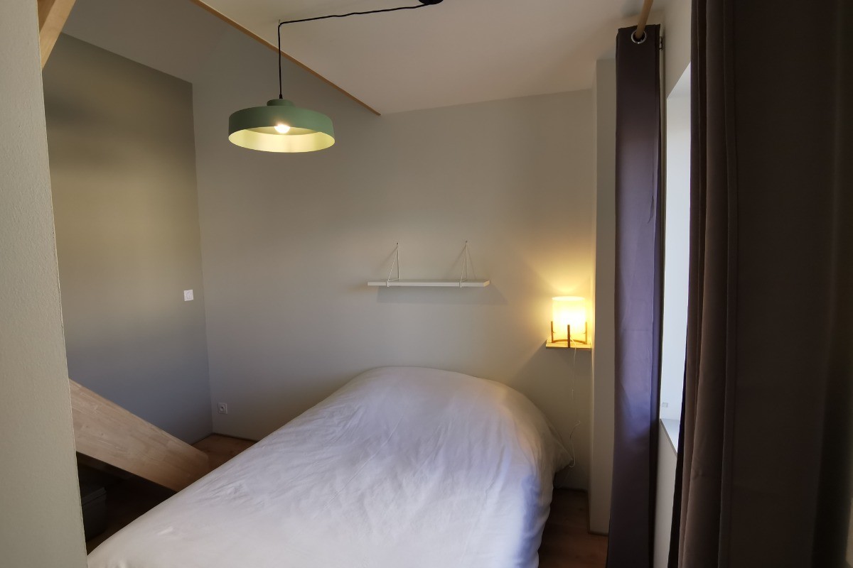 Chambre avec lit 140