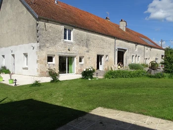 vue du gîte l'étabe aux deux noix  et de la maison des propriétaires.
