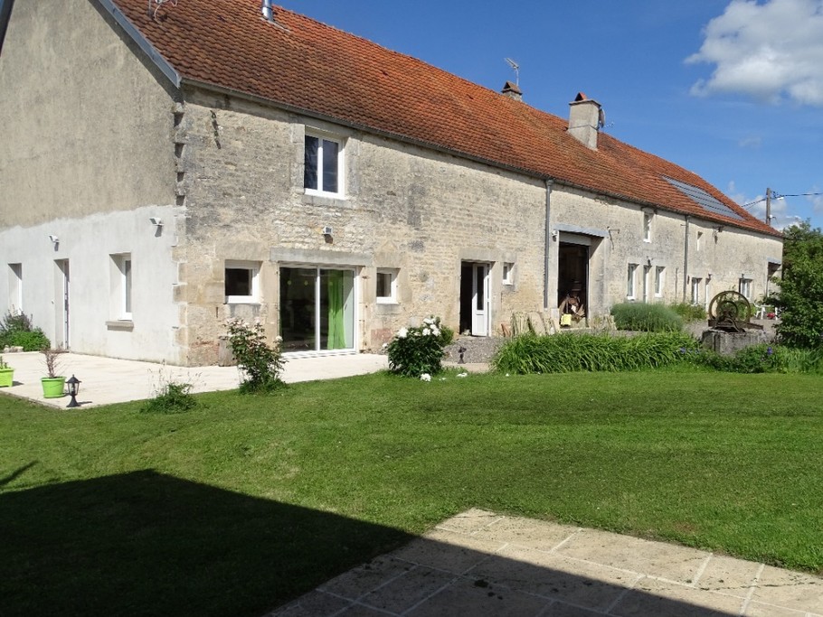 vue du gîte l'étabe aux deux noix  et de la maison des propriétaires.