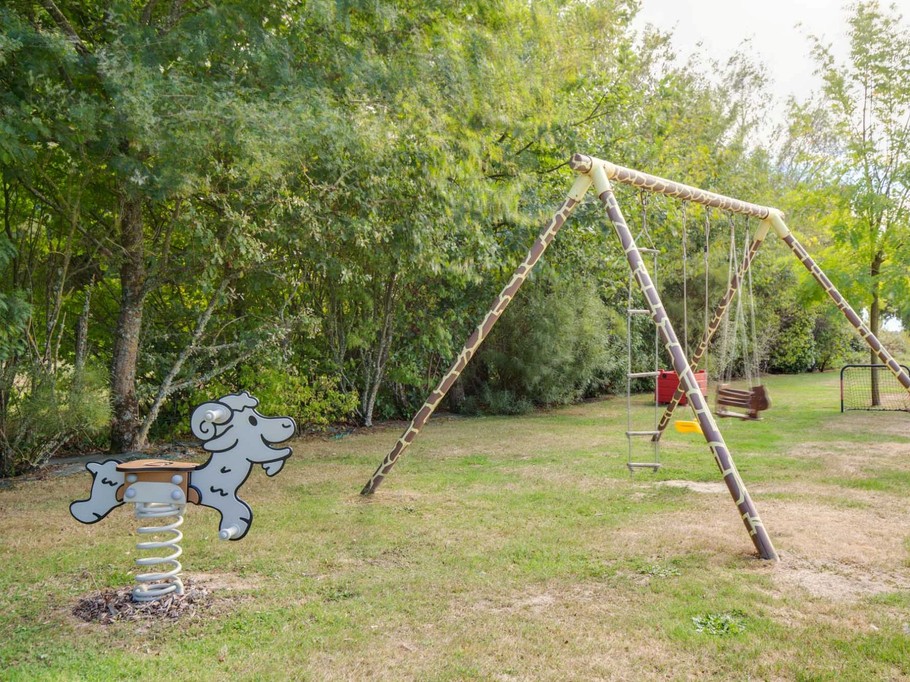 Leisure park with a pétanque court, volleyball court, swing, spring-loaded play equipment, table tennis table...