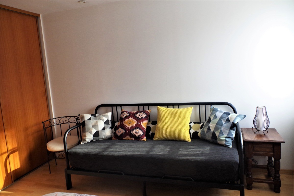Chambre 1 : banquette offrant un couchage très confortable de 80x200