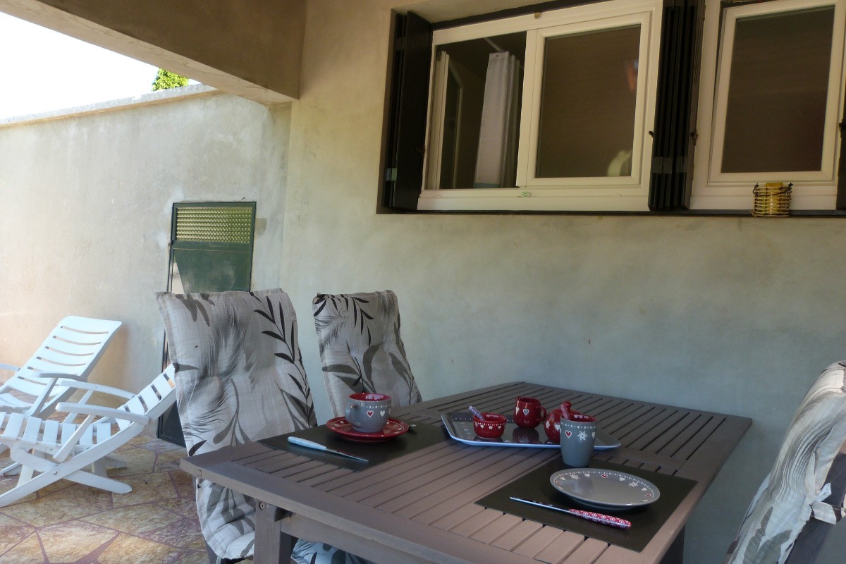 salon de jardin et fauteuils sur la terrasse