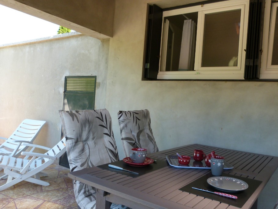 salon de jardin et fauteuils sur la terrasse