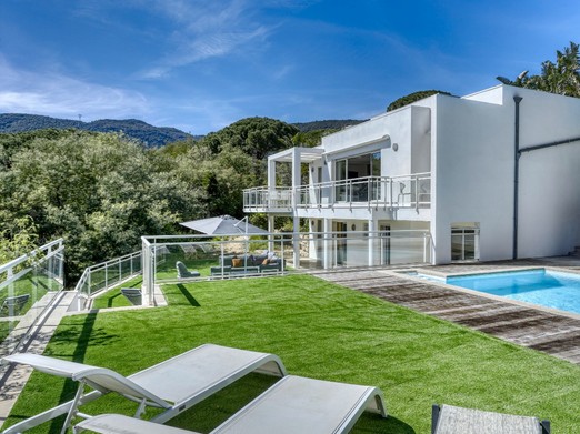 Terrasse panoramique en surplomb de la Villa, orientée plein sud, avec piscine chauffée toute l’année. Elle communique via un portillon sécurisé sur une deuxième vaste terrasse au RDC équipée d'un salon de jardin avec son parasol