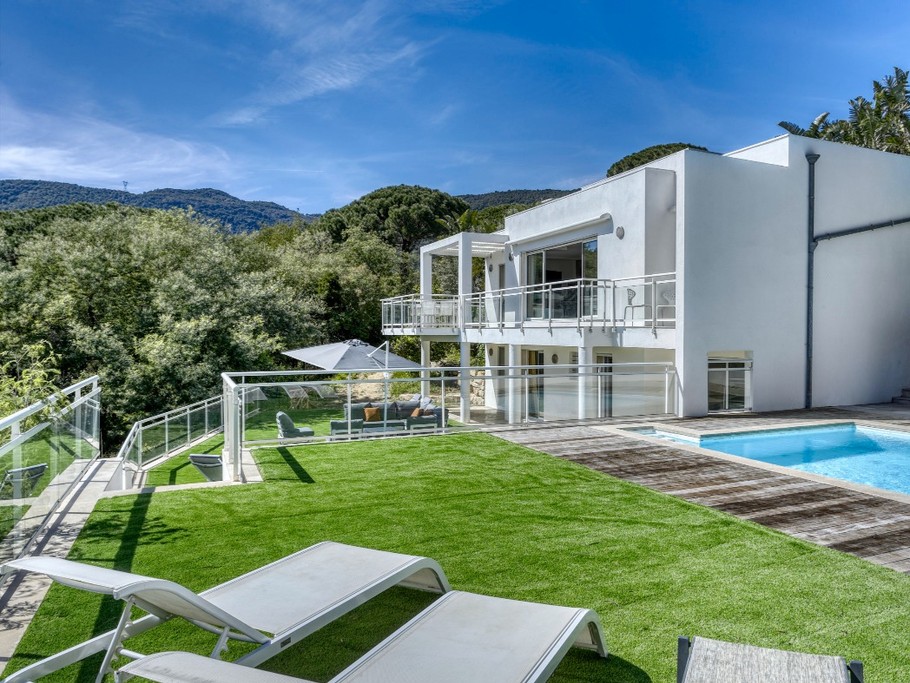Terrasse panoramique en surplomb de la Villa, orientée plein sud, avec piscine chauffée toute l’année. Elle communique via un portillon sécurisé sur une deuxième vaste terrasse au RDC équipée d'un salon de jardin avec son parasol