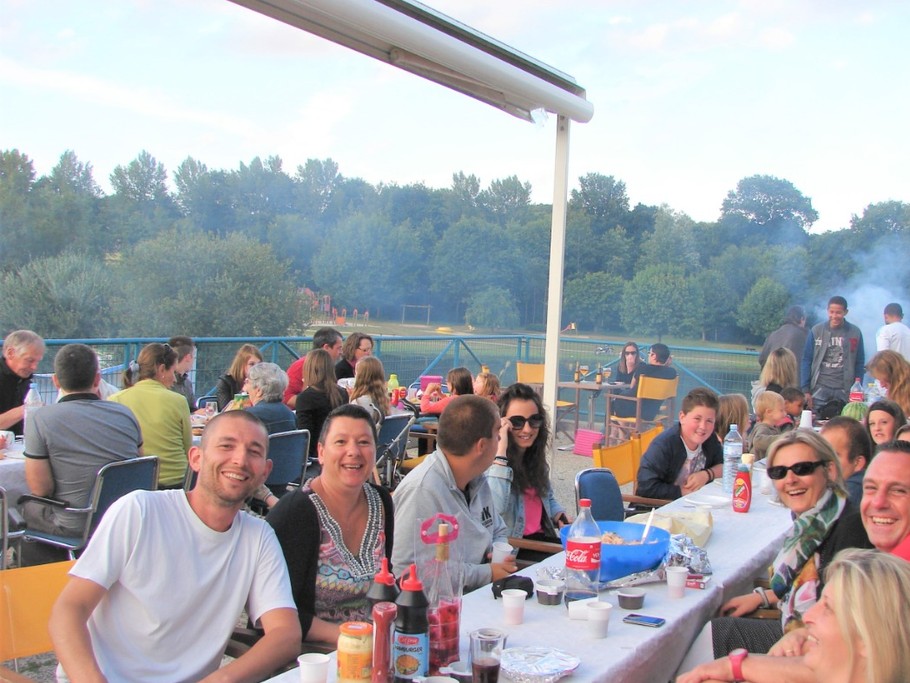 Savourez une boisson rafraîchissante face aux étangs, confortablement installé sur la terrasse panoramique. Appréciez le charme et le calme de la nature bretonne s’étirant devant vous.