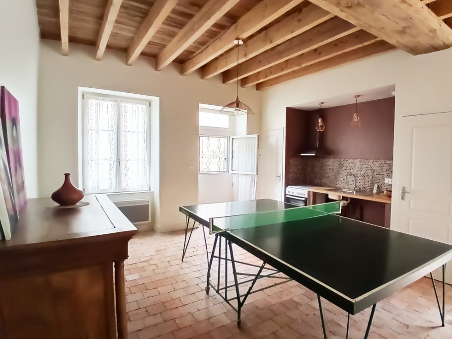 Salle de ping-pong , kitchenette et WC dans dépendance