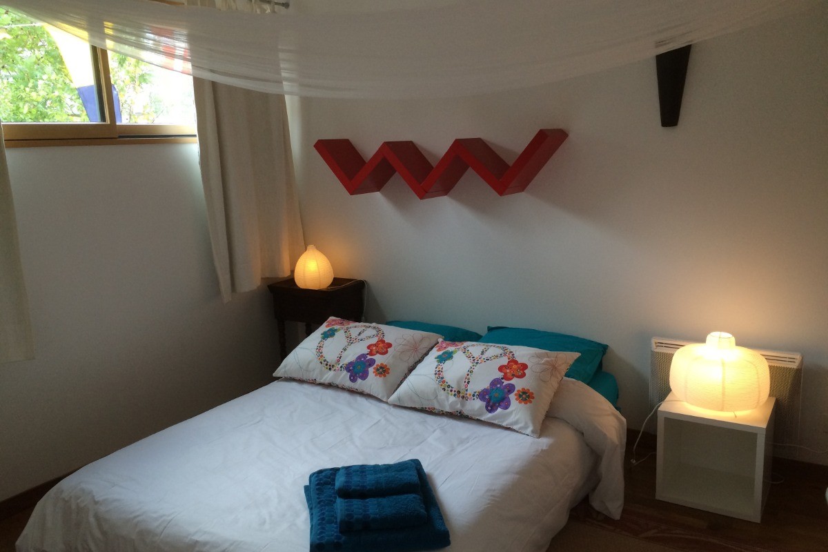 Une des deux chambres du RDC (lit 140cm)