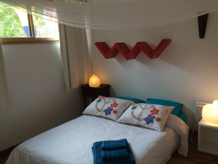 Une des deux chambres du RDC (lit 140cm)