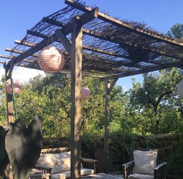 SALON JARDIN GRAND GITE AUBRAC