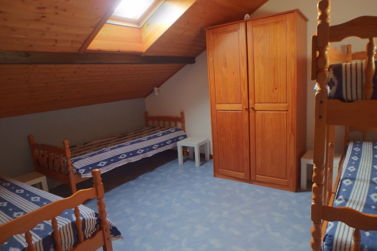 chambre avec 4 lits 1 personne
