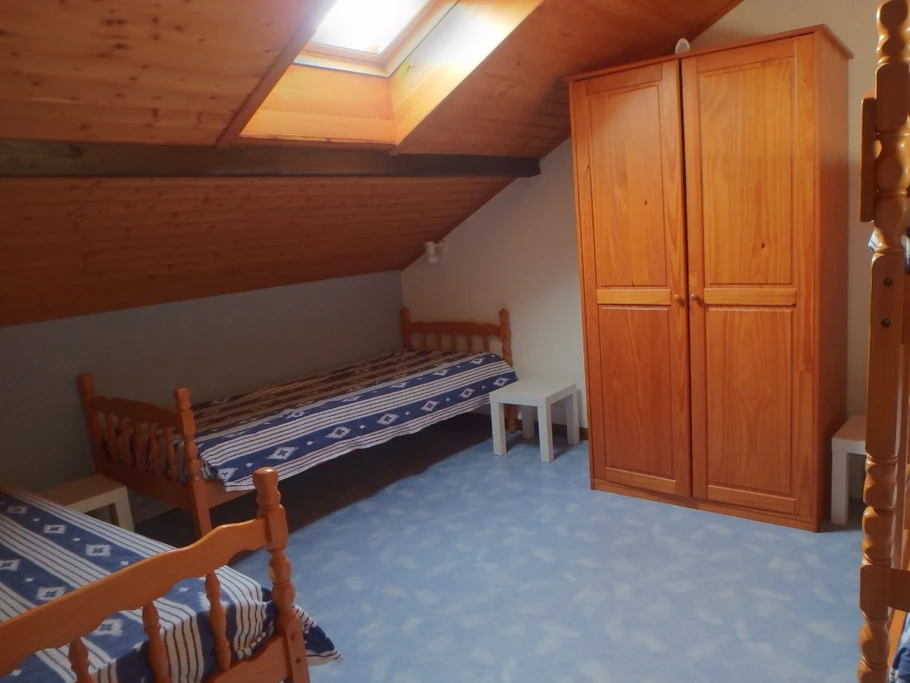chambre avec 4 lits 1 personne