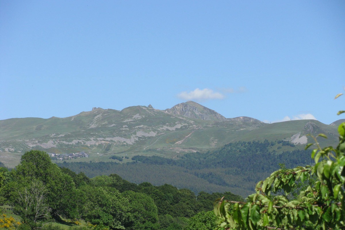 MASSIF DU SANCY 1886 m. en été près de la maison