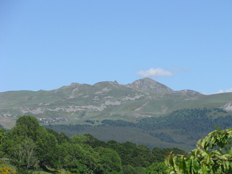 MASSIF DU SANCY 1886 m. en été près de la maison