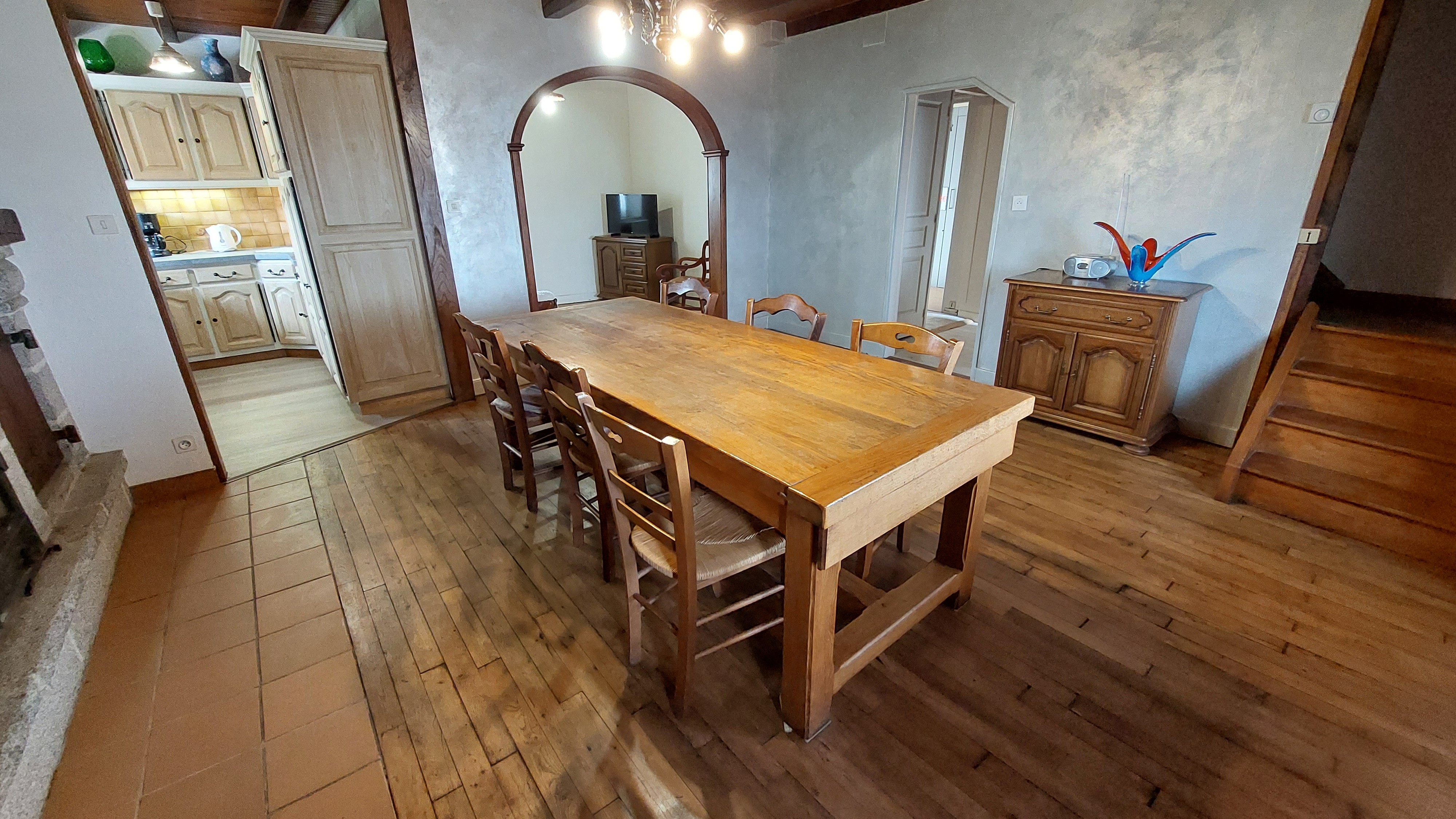 Dining room with access to the gîte's fully equipped kitchen