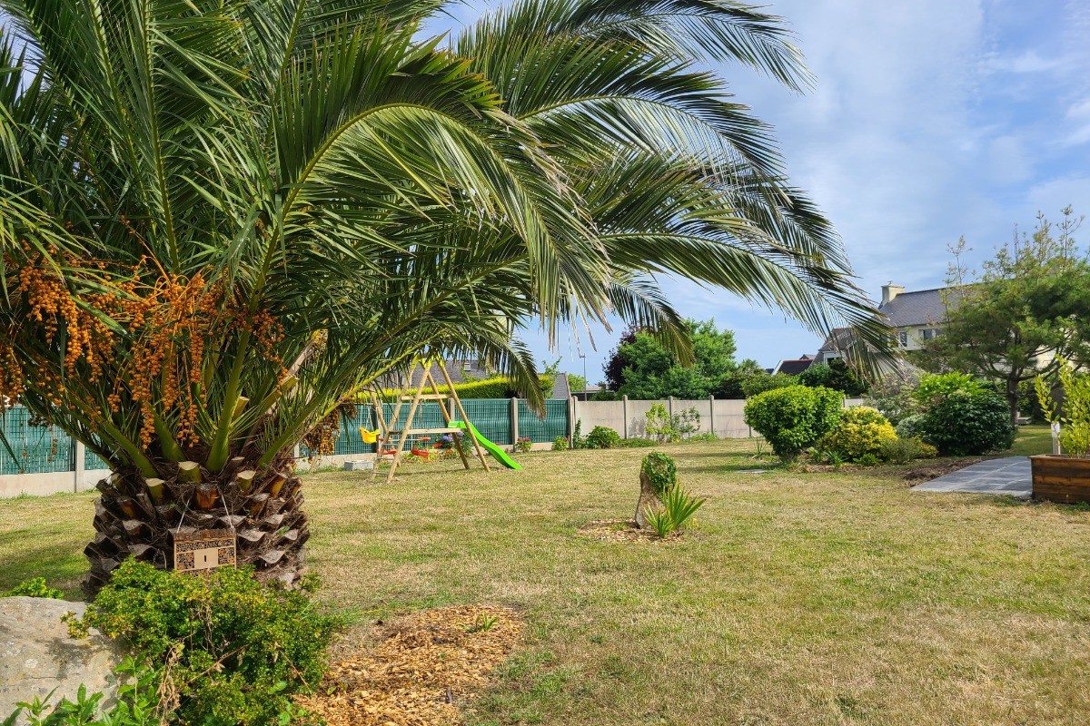 jardin avec portique enfant, balançoire et tobbogan