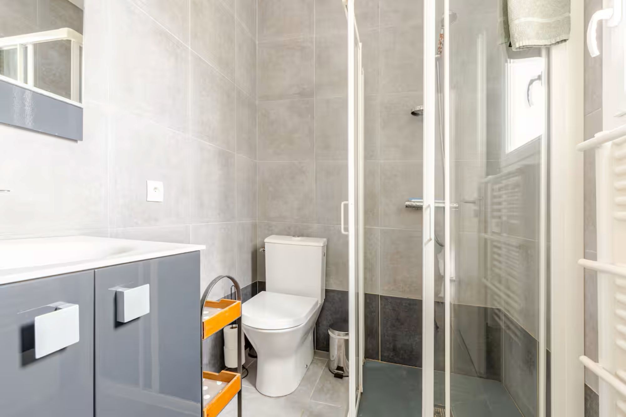 bathroom with washbasin, shower and toilet