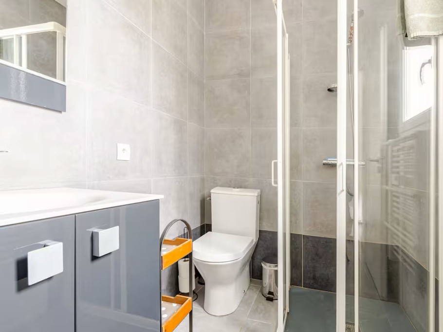 bathroom with washbasin, shower and toilet