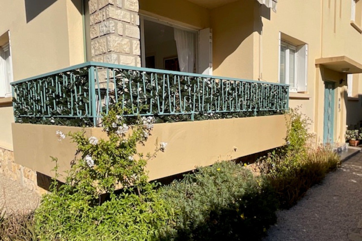 Vue depuis la cour, Appartement T2, Le Clos de la Buge (Sanary sur Mer, Var)