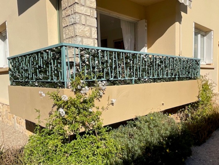 Vue depuis la cour, Appartement T2, Le Clos de la Buge (Sanary sur Mer, Var)