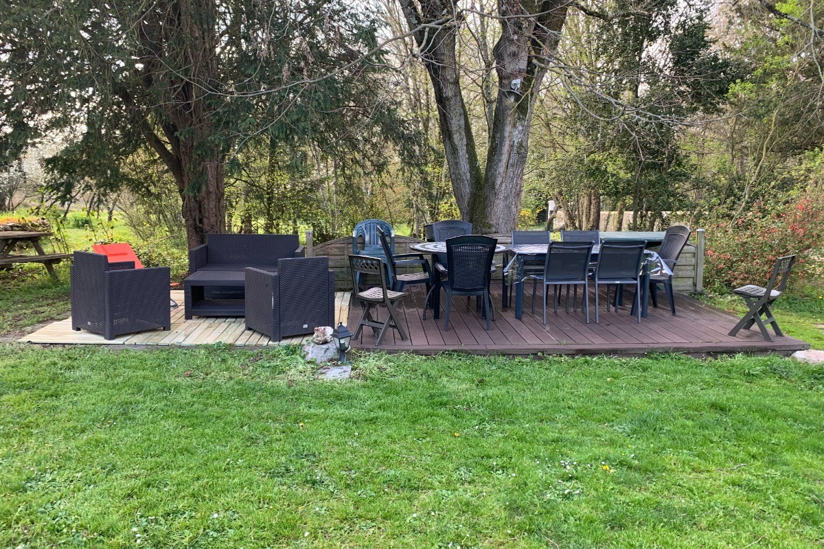 Terrasse avec table et salon de jardin pour 8 personnes, devant la maison. Barbecue à disposition. Grande propriétaire close de 3000 m². Idéal pour vos animaux !