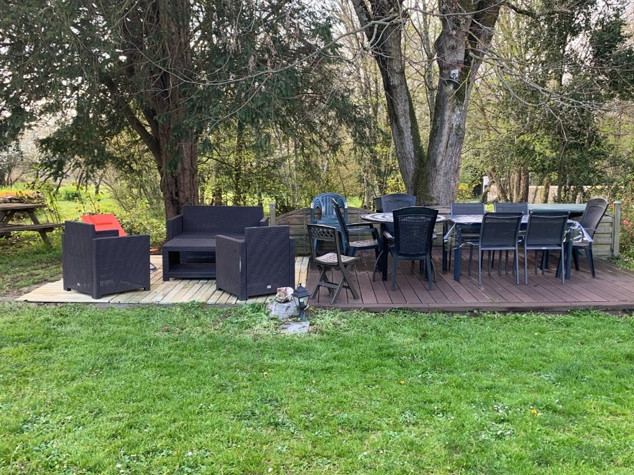 Terrasse avec table et salon de jardin pour 8 personnes, devant la maison. Barbecue à disposition. Grande propriétaire close de 3000 m². Idéal pour vos animaux !