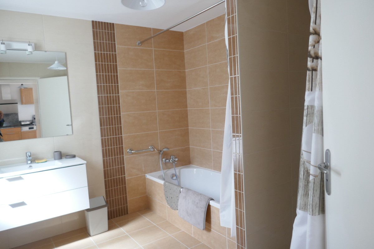 Salle d'eau complète douche + baignoire