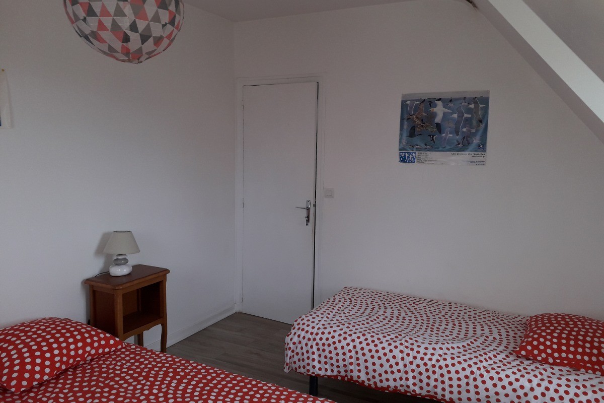 Chambre côté Mer avec 1 lit Queen Size et 1 lit simple