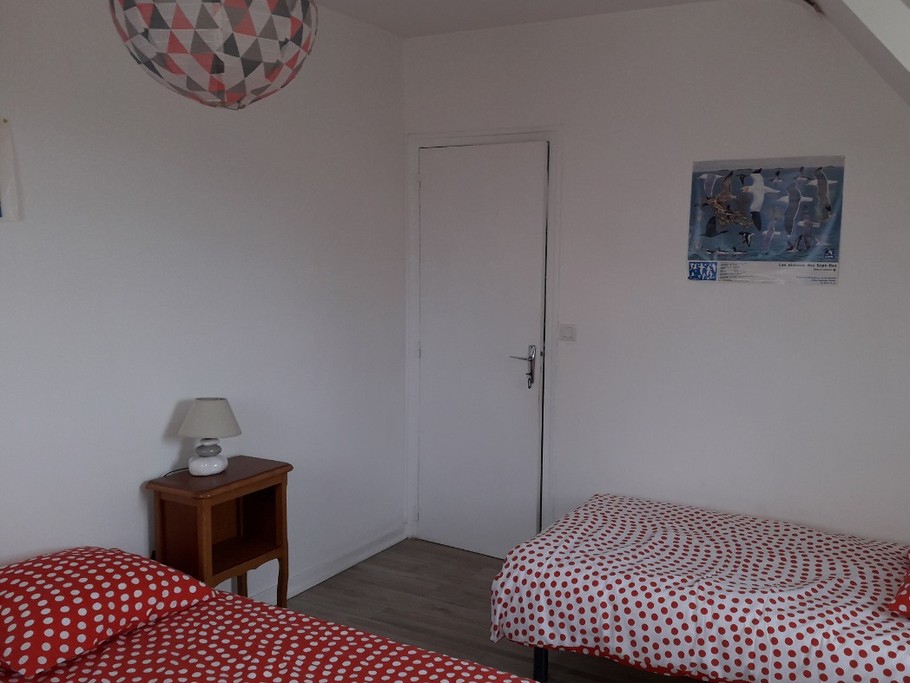 Chambre côté Mer avec 1 lit Queen Size et 1 lit simple