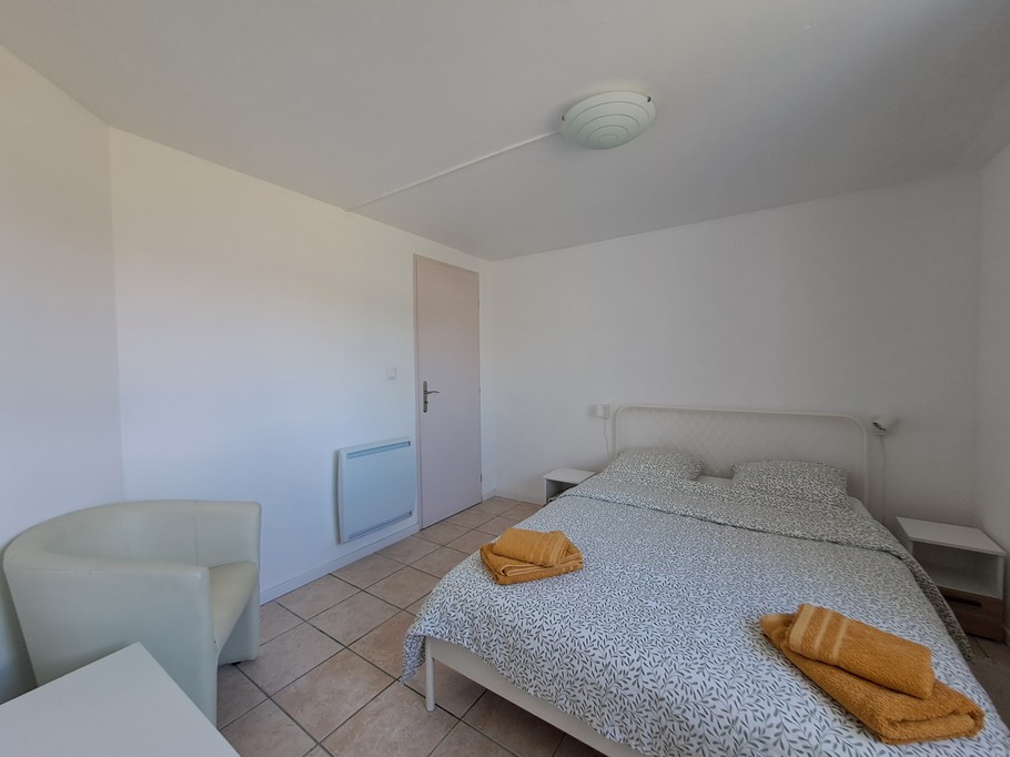 bedroom with double bed (140cm)