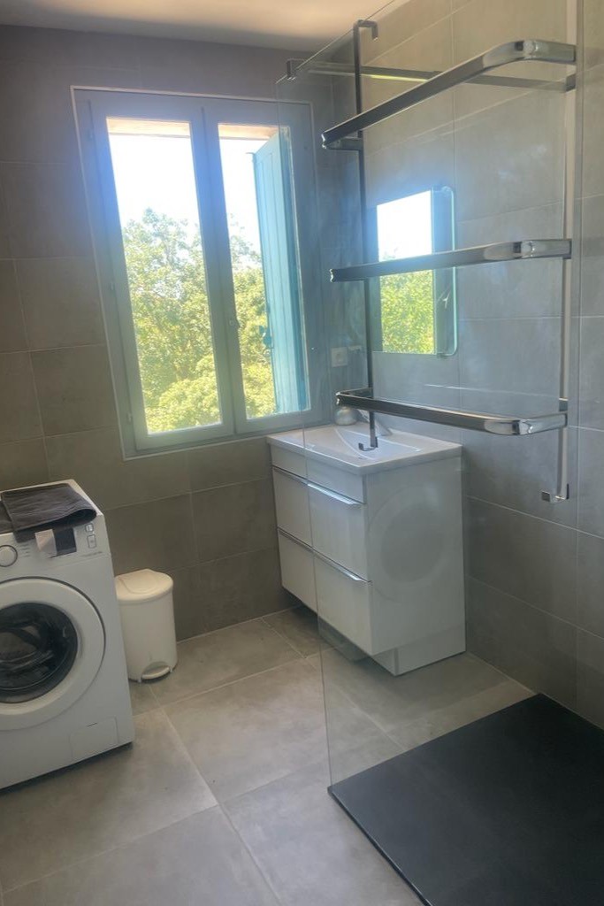 Salle de douche avec machine à laver