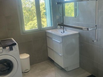 Salle de douche avec machine à laver