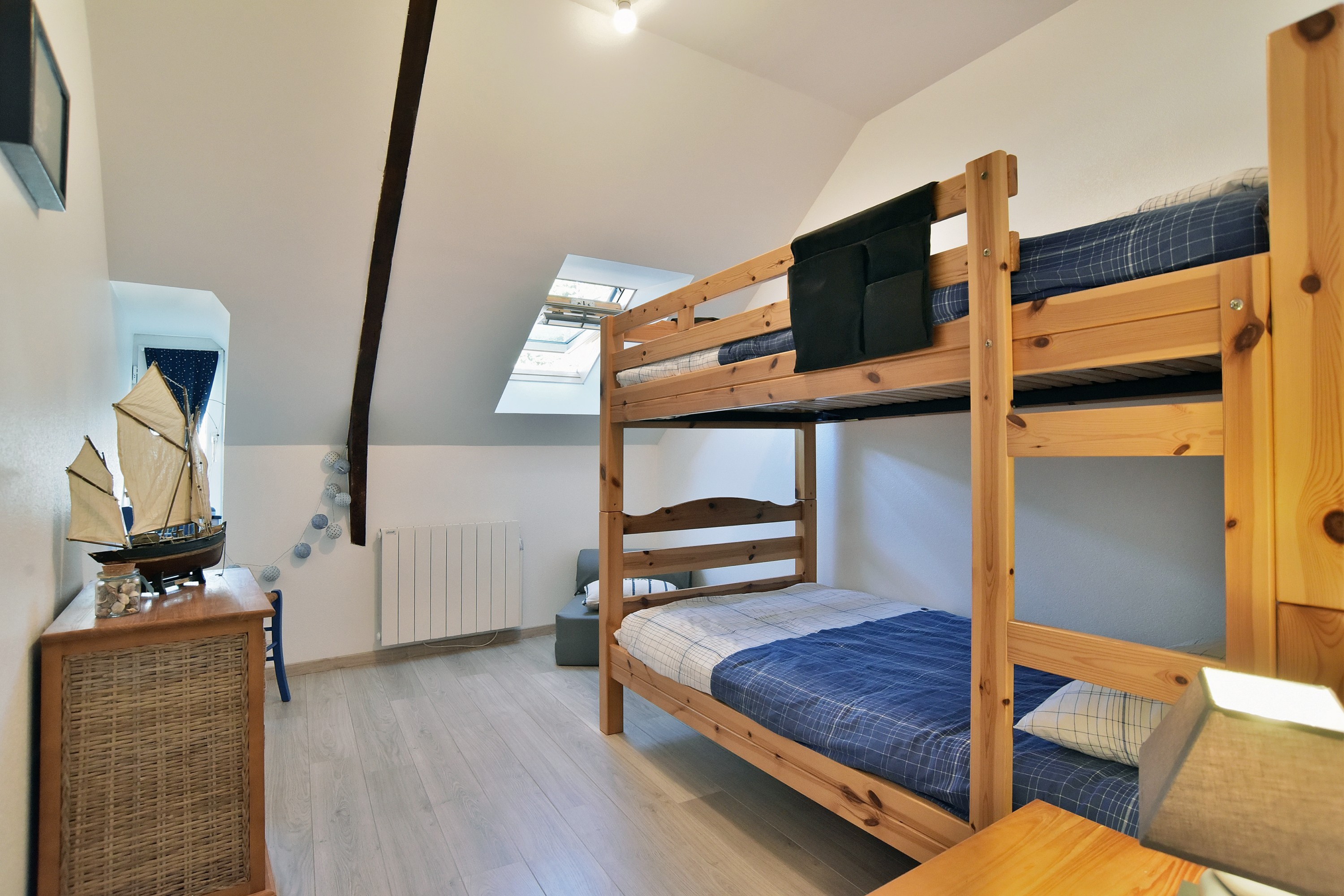 2nd étage : chambre 3, pour 2 personnes (2 lits superposés 90 x 190 cm) avec commode. Le lit supérieur n'est pas recommandé aux enfants de moins de 6 ans.
