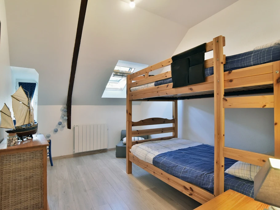 2nd étage : chambre 3, pour 2 personnes (2 lits superposés 90 x 190 cm) avec commode. Le lit supérieur n'est pas recommandé aux enfants de moins de 6 ans.