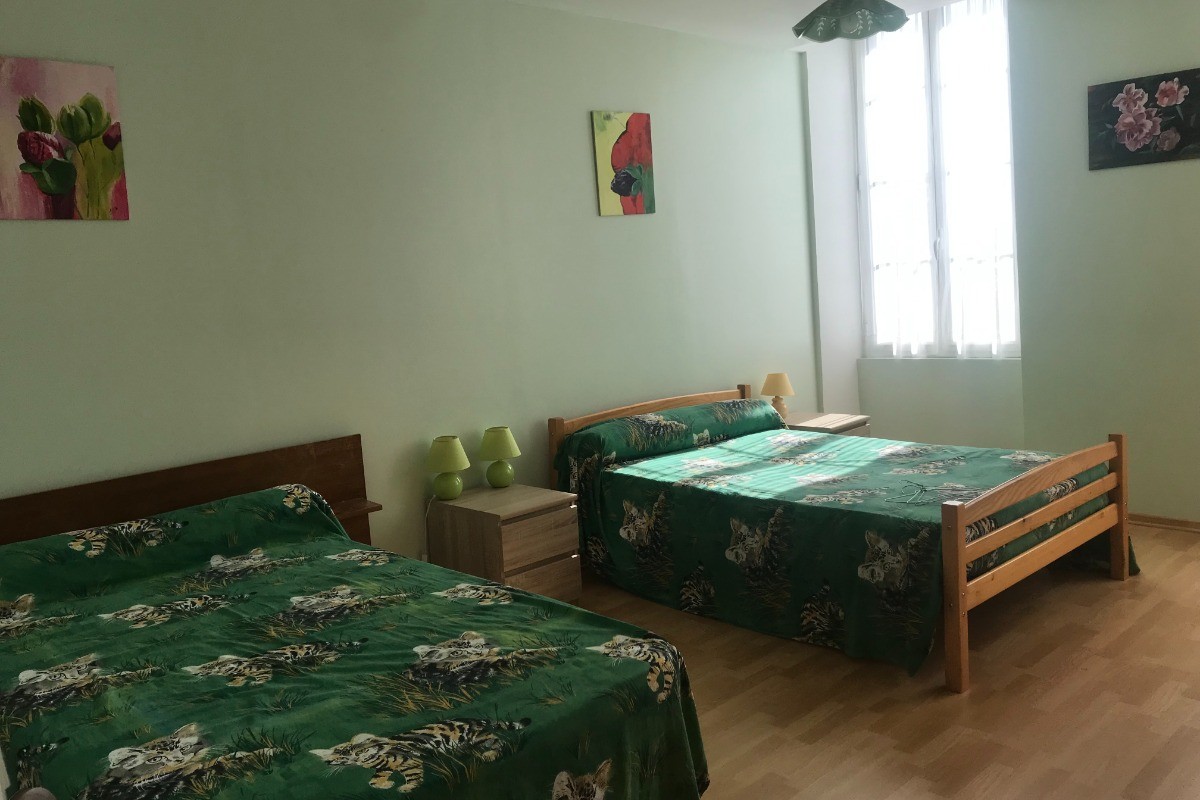 Chambre verte pour 3 personnes avec un lit en 120 et un lit en 140