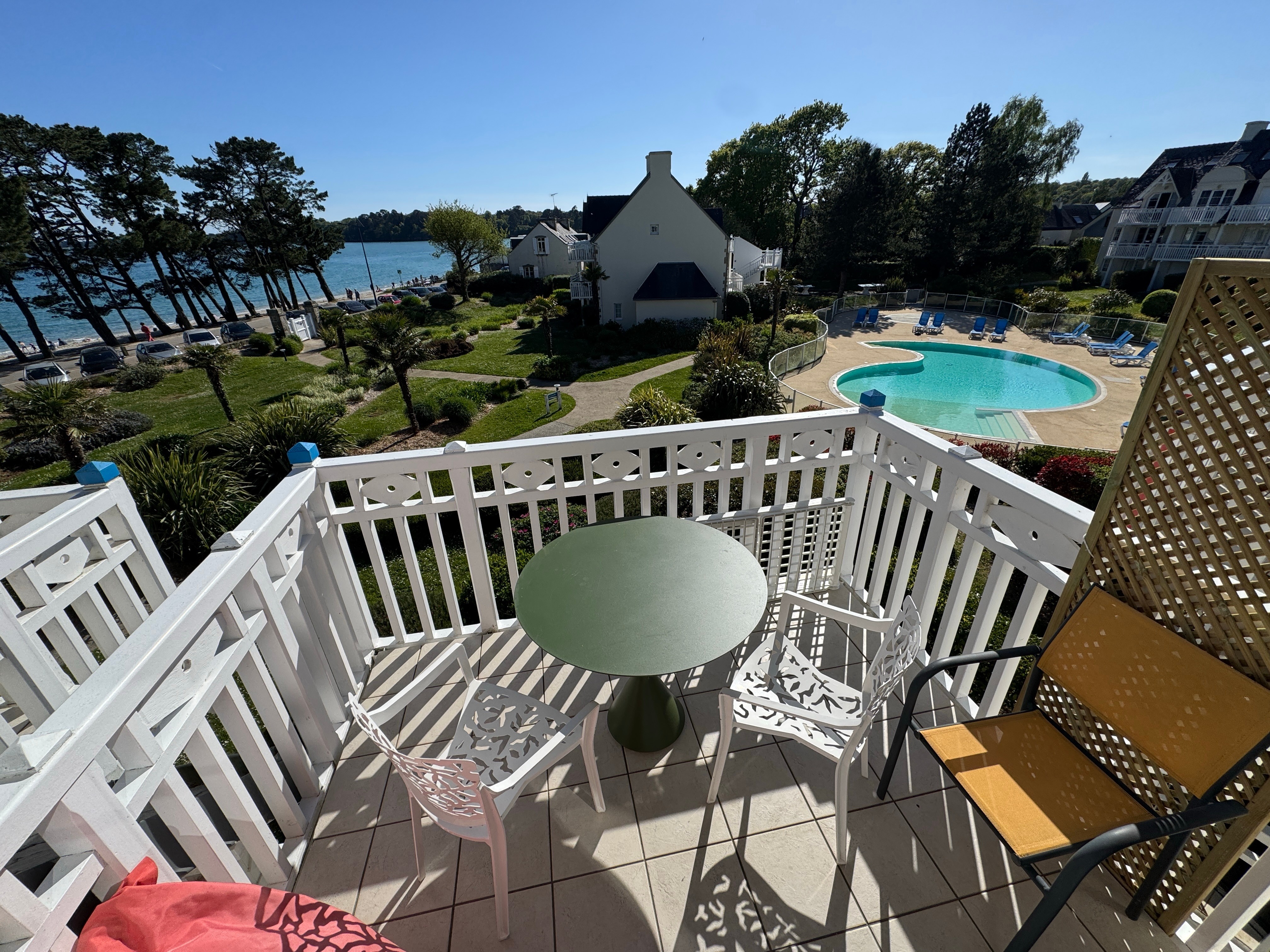 Balcony overlooking swimming pool and full sea view with access to the beach