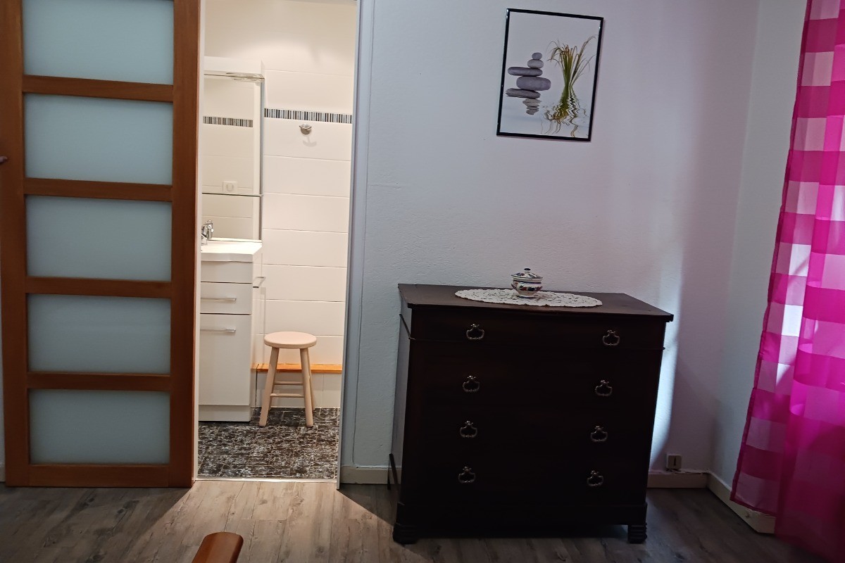 Chambre avec accès à la salle d'eau et toilette