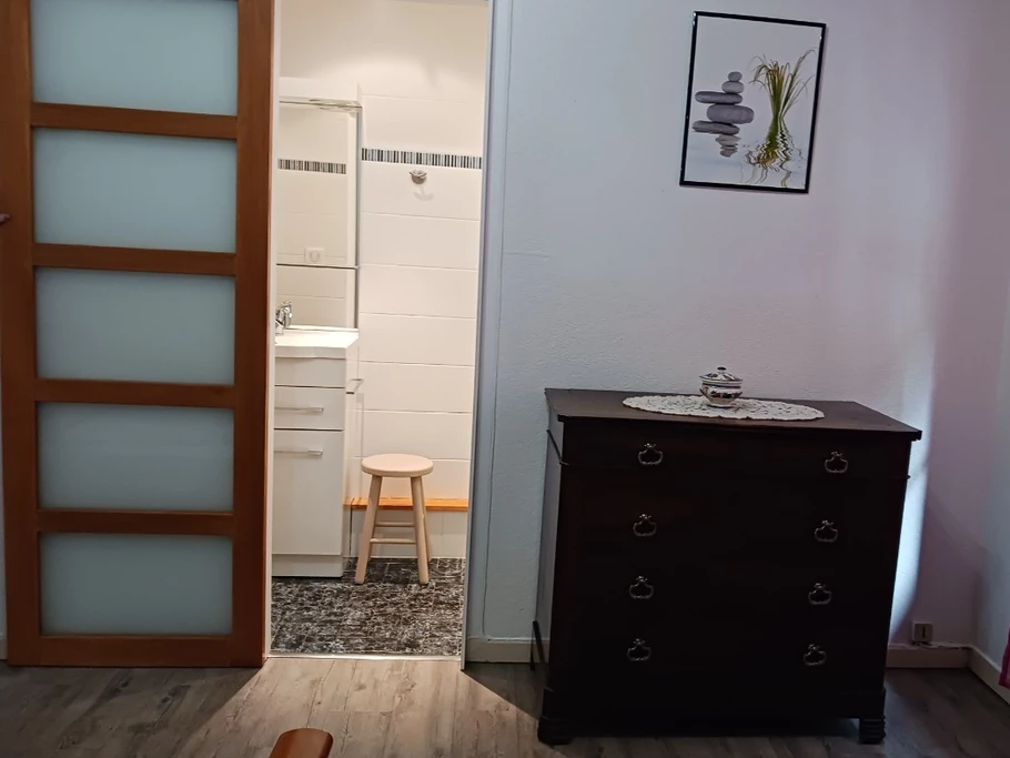 Chambre avec accès à la salle d'eau et toilette